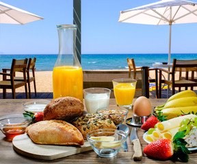 Frühstück in einem Hotel am Strand - 116651339