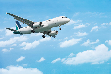 Fototapeta premium Samolot na zachmurzonym niebie