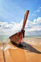 Panele Szklane  Drewniana tradycyjna łódź na plaży - Tajlandia