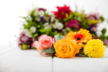 Duftende Blumen auf Holzuntergrund