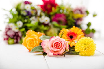 Duftende Blumen auf Holzuntergrund