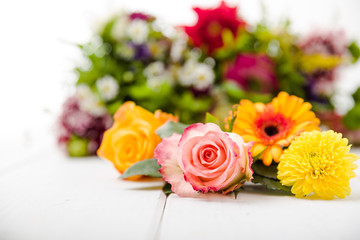 Duftende Blumen auf Holzuntergrund