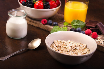  Flavoring oatmeal with white yoghurt and some berries