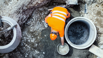 Bauarbeiter am Zement anmischen