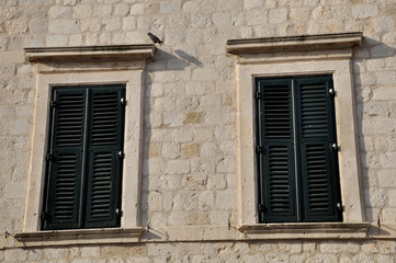 Fototapeta na wymiar Fenster mit Fensterläden in Altstadt von Dubrovnik
