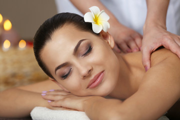 Obraz na płótnie Canvas Young beautiful woman having massage in spa salon