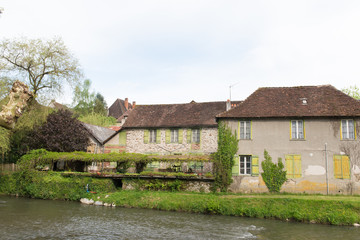 Fototapeta na wymiar Houses at the river the Auvezere