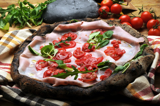 Pizza coal Carbone vegetale پي ڪوئلي Uhlie Pica ogles 煤炭披萨 Kohle пицца угля Steenkool  Charbon