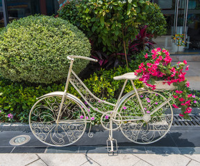 Fototapeta na wymiar bicycle in flower garden