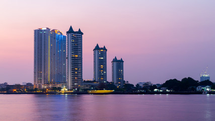 Fototapeta na wymiar Bangkok cityscape near river
