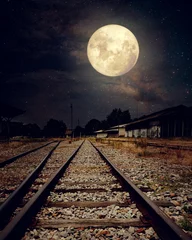 Foto auf Acrylglas Wunderschöne ländliche Eisenbahn mit Milchstraßenstern am Nachthimmel, Vollmond - Kunstwerk im Retro-Stil mit Vintage-Farbton (Elemente dieses Mondbildes, bereitgestellt von der NASA) © jakkapan