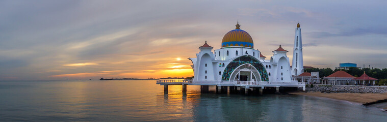Fototapeta na wymiar Malacca Straits Mosque, Malacca, Malaysia