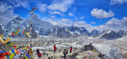 Uitzicht op Mount Everest en Nuptse met boeddhistische gebedsvlaggen van kala patthar in Sagarmatha National Park in de Nepalese Himalaya