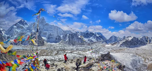 Foto auf Acrylglas Mount Everest Blick auf den Mount Everest und Nuptse mit buddhistischen Gebetsfahnen von Kala Patthar im Sagarmatha Nationalpark im Nepal Himalaya