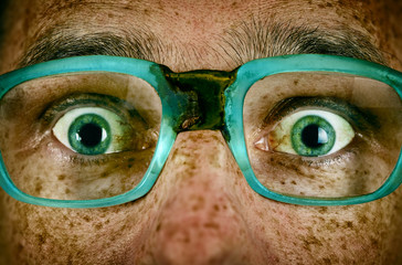 Obraz premium Frightened look of a man in old glasses
