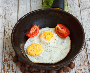 Scrambled eggs in an iron pan