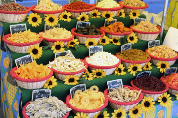 Etal de fruits secs sur un marché
