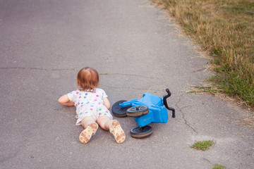 Fototapeta premium Kid fell down of her bike