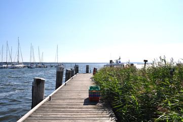 Obraz premium Segelschiffe, Plastikboxen am Bootssteg, Hafen Breege, 