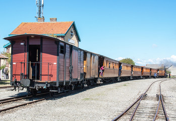 Obraz premium Train de voyageurs à vapeur en gare, monument historique, Baie de Somme, Picardie, France