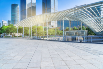 Obraz premium Empty brick floor with modern building