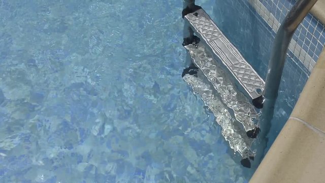 Una pelota en una piscina