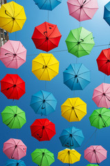 Fototapeta na wymiar Gerusalemme: ombrelli colorati in via Yoel Moshe Solomon il 4 settembre 2015. L'installazione The Umbrellas Street Project è stata realizzata dall'Authority per la valorizzazione della città