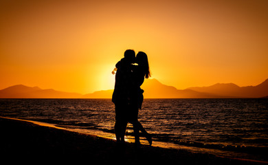 Romantyczna para przy zachodzie słońca - obrazy, fototapety, plakaty