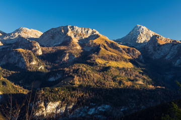 Herbstliches Bergmassiv