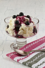 Cottage cheese with sour cream and black currant