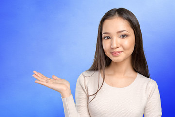 Fototapeta premium woman showing and presenting copy space