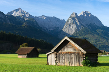 Fototapeta na wymiar Scheunen vor dem Wettersteingebirge