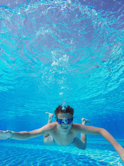 Naklejka premium boy diving into a swimming pool