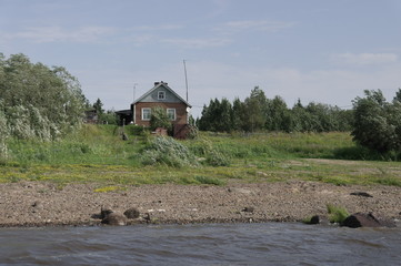 деревянный дом на берегу реки © Natali Arkhangelsk