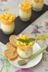 Dolce al cucchiaio con le pesche