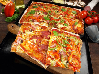 Blechpizza mit Schinken Salami und Paprika
