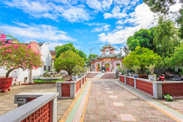 Obraz premium Old temple gate at Hoi An old town, Vietnam