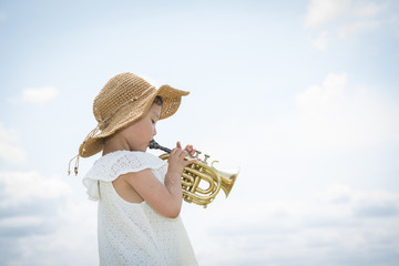 トランペットを演奏する少女