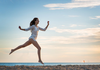 Obraz premium Beautiful girl in a swimsuit on the beach