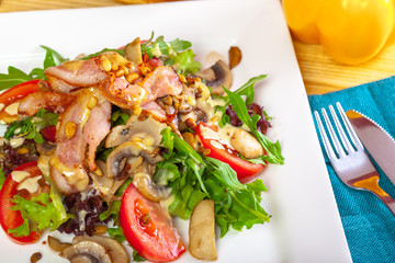 Warm mushroom salad with chilli and tomatoes