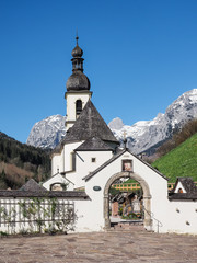 Fototapeta na wymiar Pfarrkirche St. Sebastian in Ramsau, Berchtesgadener Land, Bayern, Deutschland