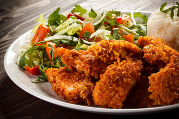 Grilled chicken nuggets and vegetables