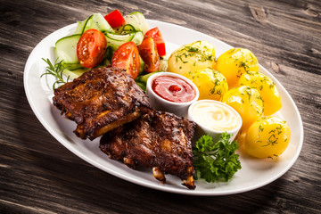 Tasty grilled ribs with vegetables