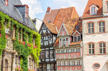 Alte, traditionelle Fachwerkhäuser in der Welterbestadt Quedlinburg im Harz, Markt und und...