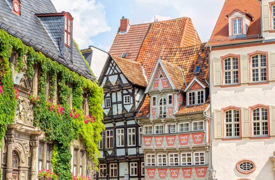 Alte, traditionelle Fachwerkh&auml;user in der Welterbestadt Quedlinburg im Harz, Markt und und Geb&auml;ude der Stadtverwaltung