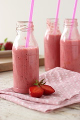 frullato di fragole in bottigliette