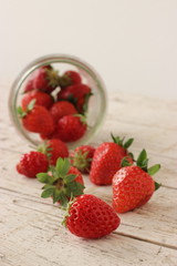 fragole sparse su un tavolo