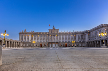 Fototapeta na wymiar Royal palace of madrid at dusk