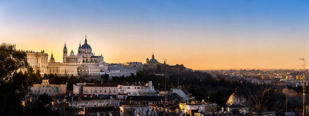 De skyline van Madrid, Spanje en de kathedraal van Almudena bij zonsopgang