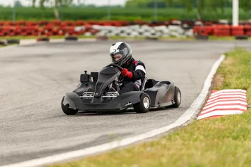 Crédence de cuisine en verre imprimé Sport automobile Faire du karting sur la piste